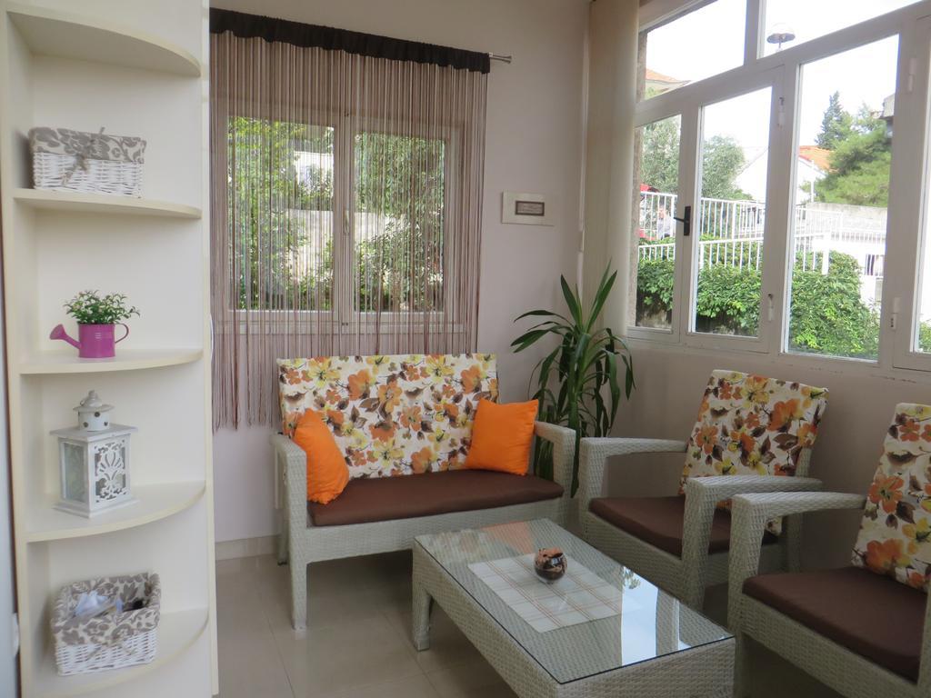 Simaris - Spacious With Terrace And Sea View Apartment Sibenik
