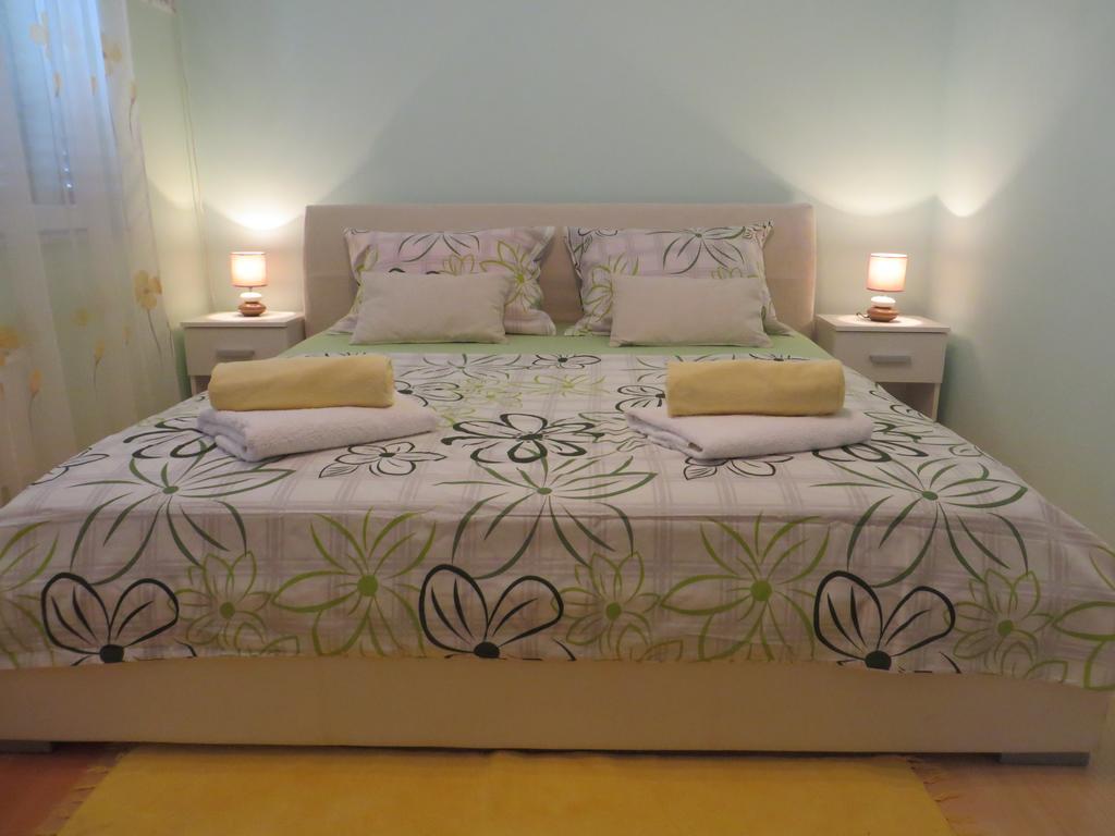 Simaris - Spacious With Terrace And Sea View Sibenik