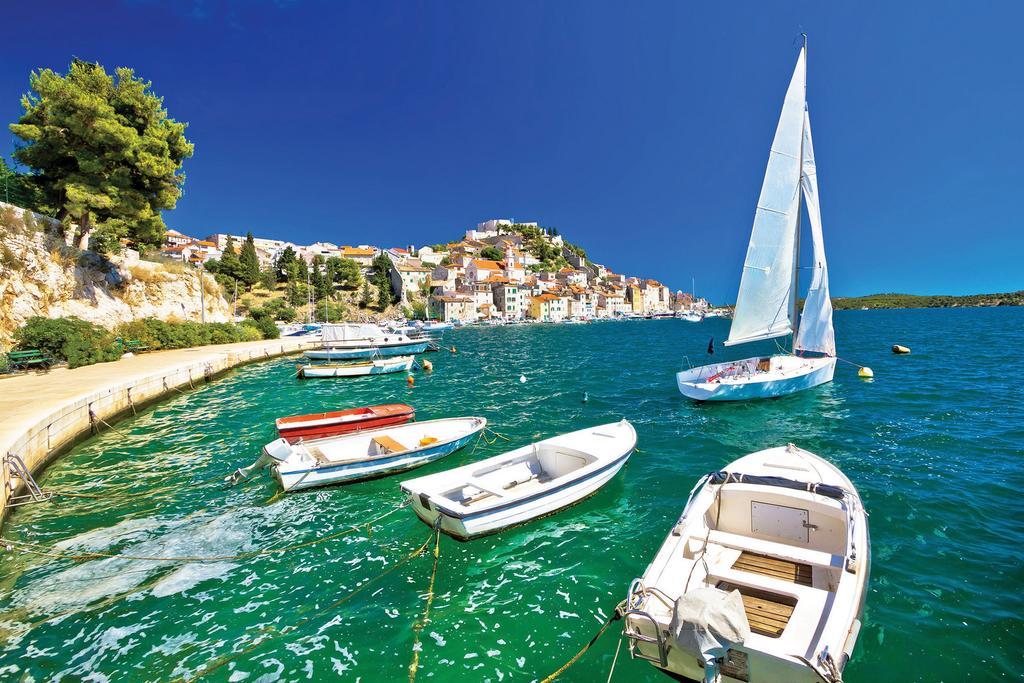 Simaris - Spacious With Terrace And Sea View Apartment Sibenik