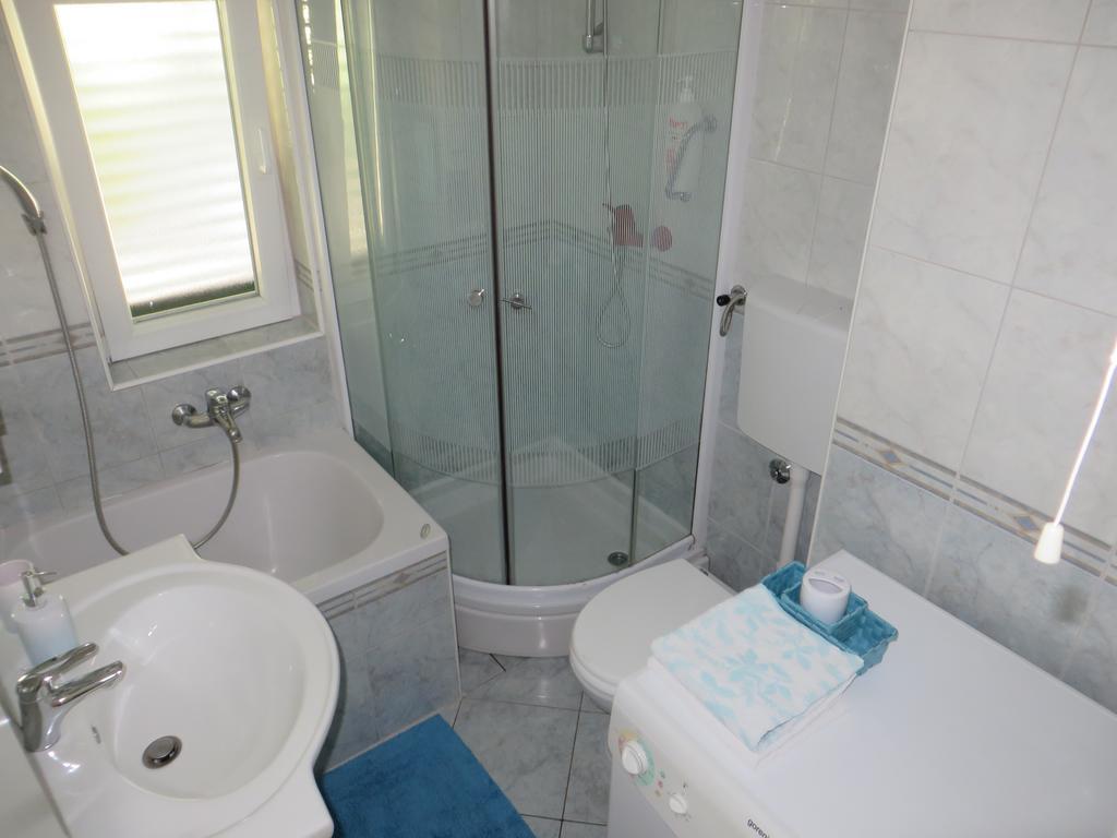 Simaris - Spacious With Terrace And Sea View Apartment Sibenik
