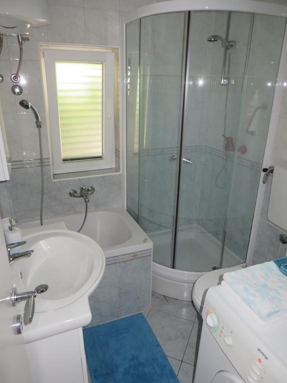 Simaris - Spacious With Terrace And Sea View Sibenik