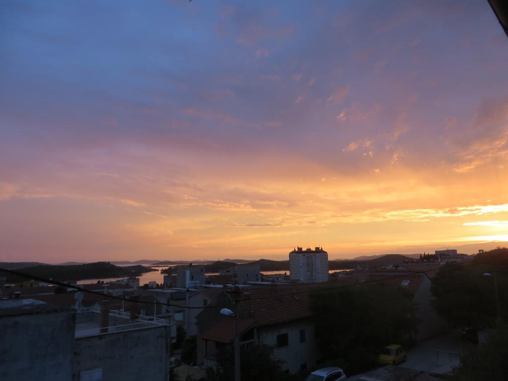 Simaris - Spacious With Terrace And Sea View Apartment Sibenik