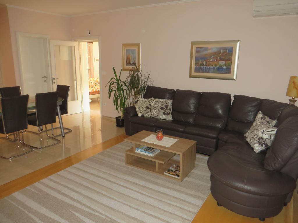 Simaris - Spacious With Terrace And Sea View Apartment Sibenik