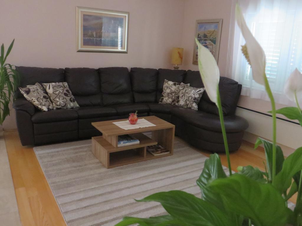 Simaris - Spacious With Terrace And Sea View Sibenik