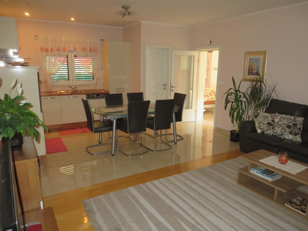 Simaris - Spacious With Terrace And Sea View * Sibenik