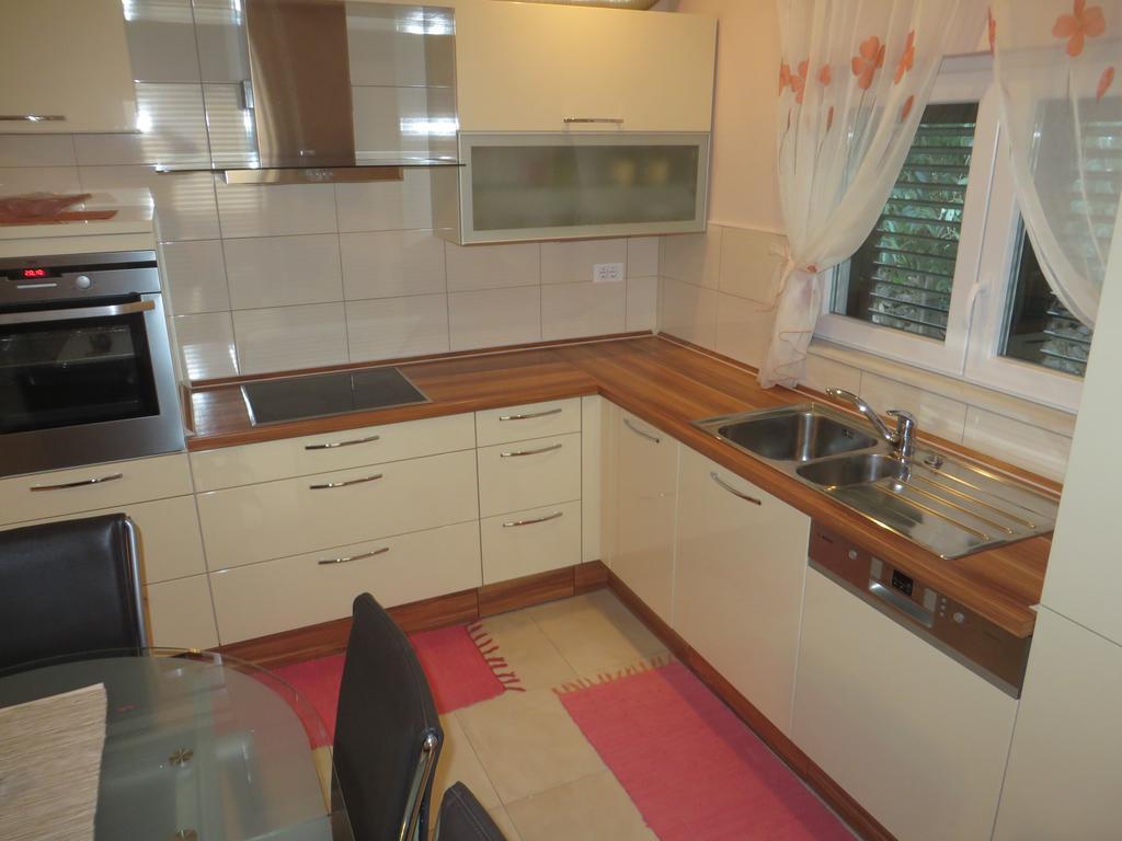 Simaris - Spacious With Terrace And Sea View Apartment Sibenik